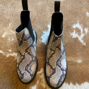 NEVER WORN DR MARTEN FLORA SNAKESKIN CHELSEA BOOT